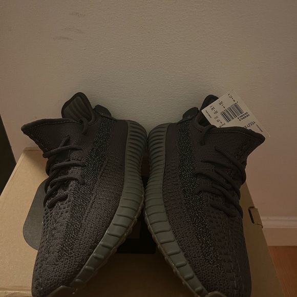 Yeezy Boost 350 V2 ‘Cinder’ ❤️‍🔥

Size - 7.5 Womans / 6.5 mens / 39.5 Euro - Picture 6 of 8